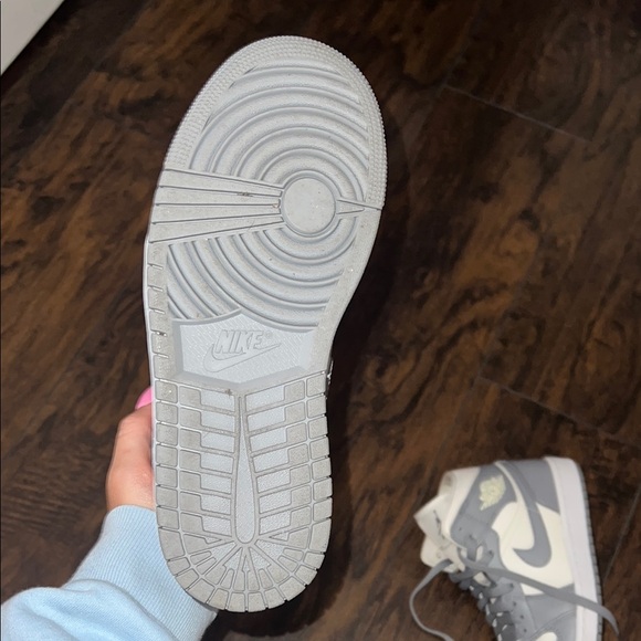 Jordan Gray and White High-Top Sneakers with Iconic Design - Picture 5 of 7